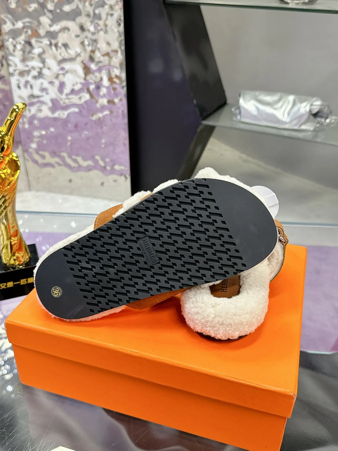 Factory price: 500💰 HERMES💗Ai Ma’s classic hot style second uncle🐑wool mop🆕 is coming. A must-have item for autumn and winter ✅ Versatile and fashionable at home and out on the street 🍀The colors are extremely colorful! Walking Tuscany! T men's shoes 💰R non-slip outsole super light ️ super comfortable on the feet without any binding feeling I can't stop drinking coffee ☕ my second uncle's slippers I can't take off Size number: 35-40 (41 made to order, non-refundable)